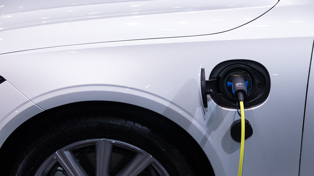 electric-vehicle-in-the-rain